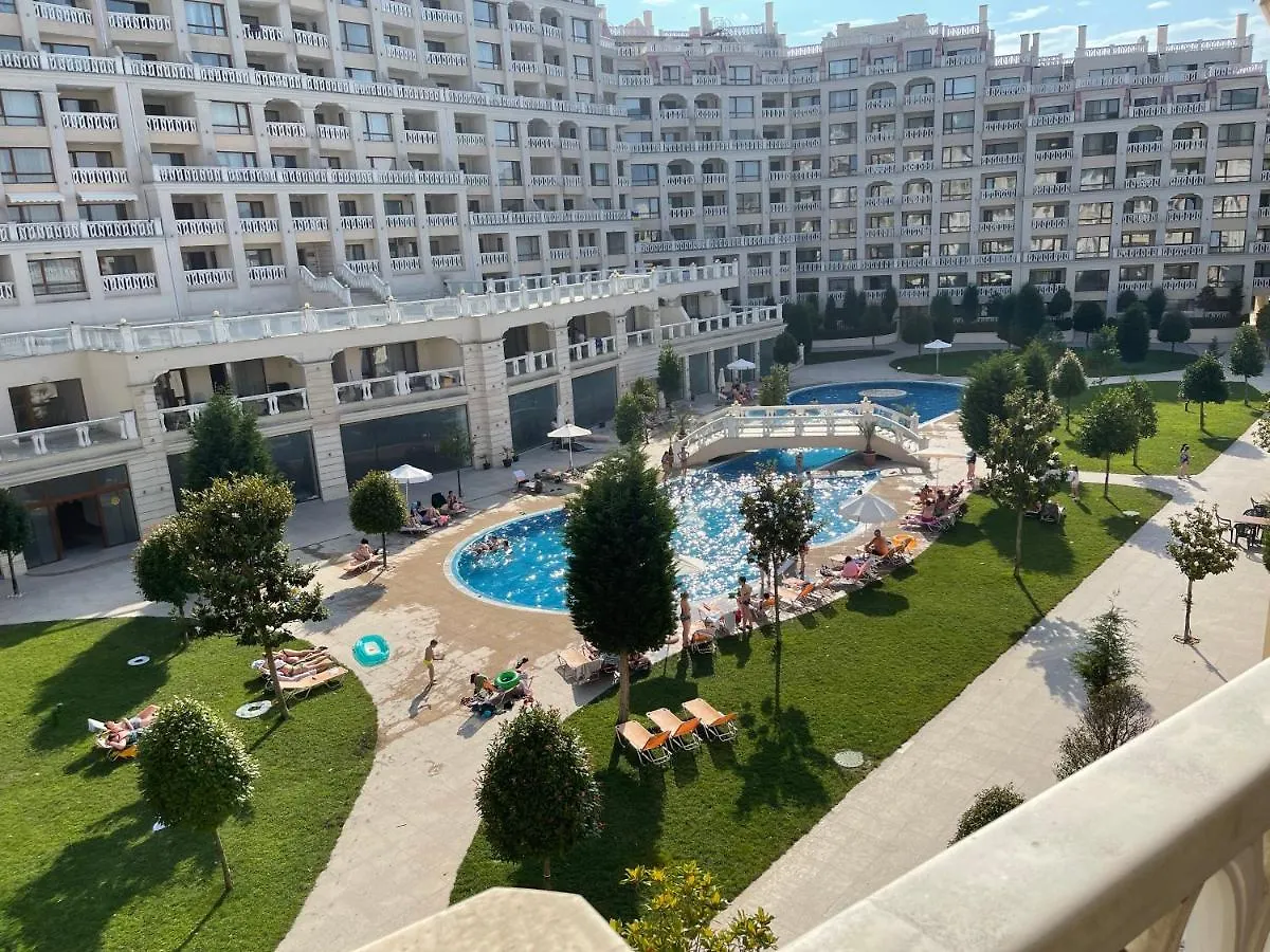Seaside Serenity - Luxurious Beach-Front Apartment With A Refreshing Pool Varna
