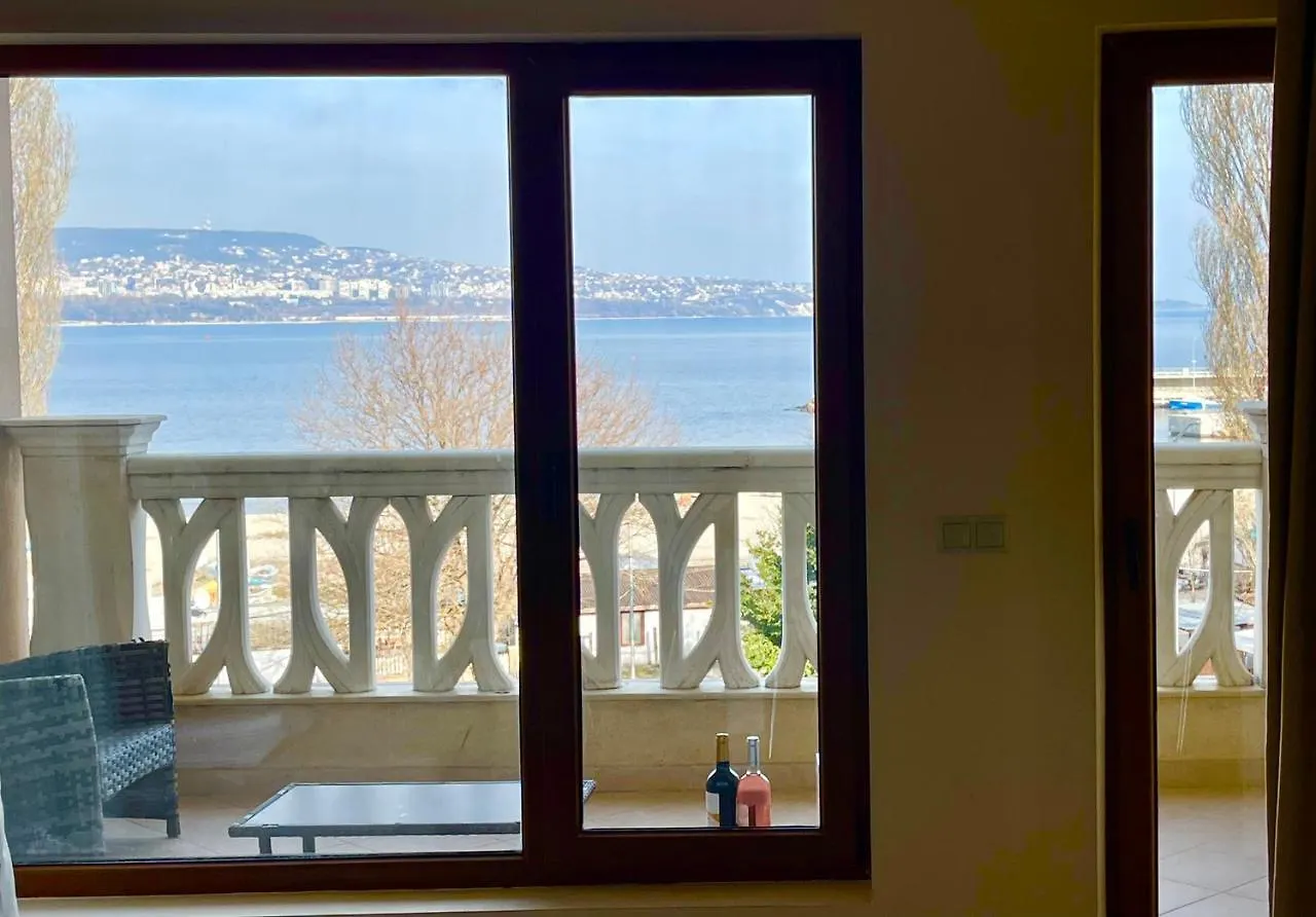Seaside Serenity - Luxurious Beach-Front Apartment With A Refreshing Pool Varna