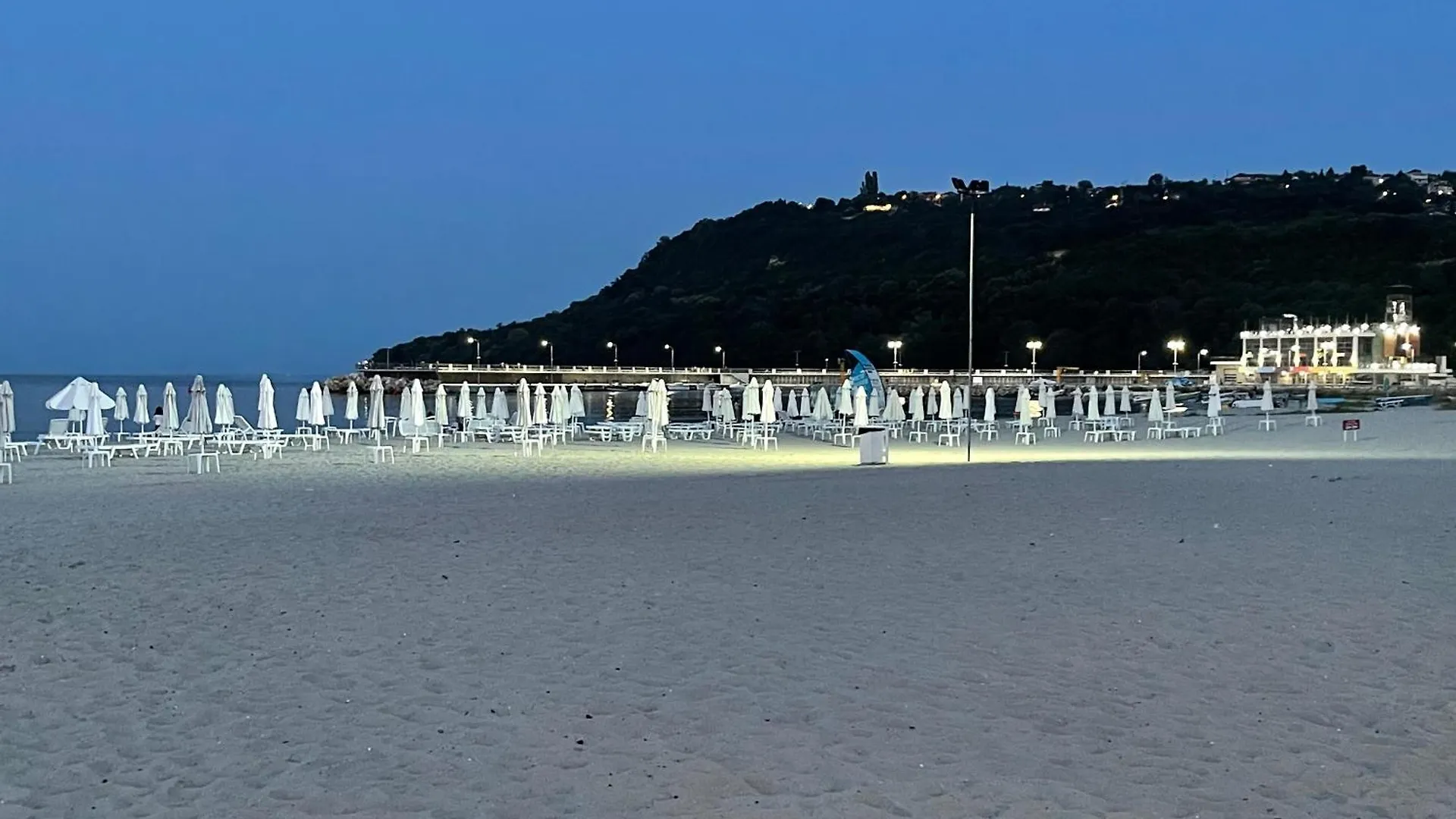 Seaside Serenity - Luxurious Beach-Front Apartment With A Refreshing Pool Varna