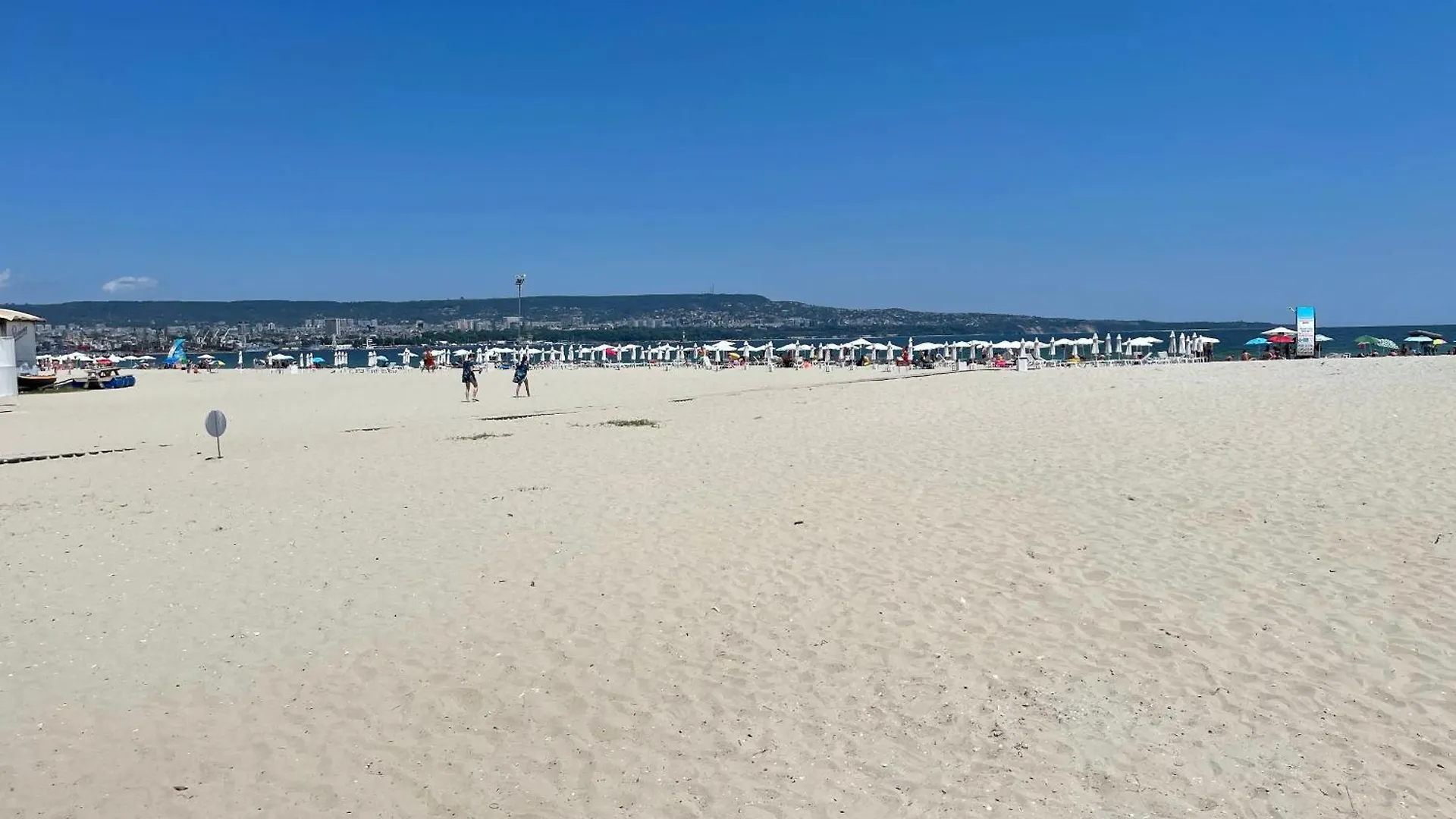 Seaside Serenity - Luxurious Beach-Front Apartment With A Refreshing Pool Varna