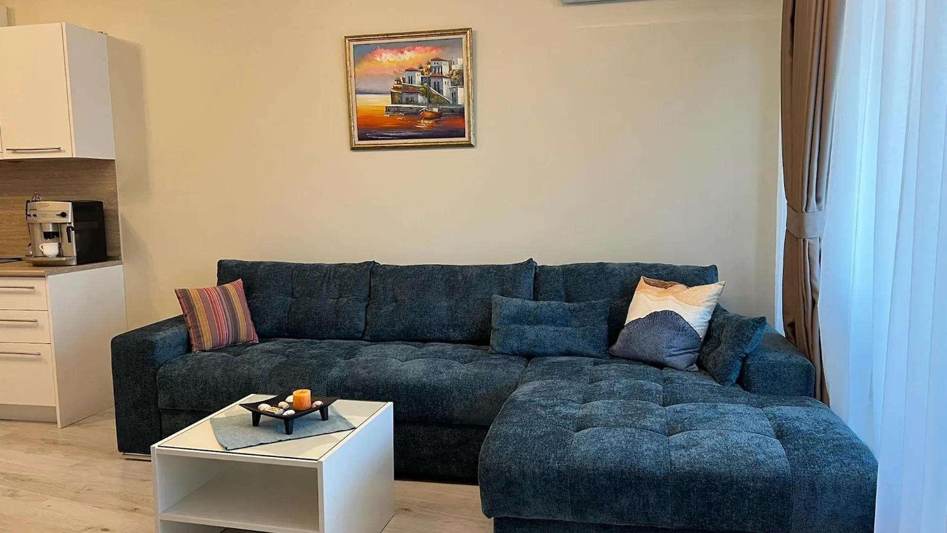 Seaside Serenity - Luxurious Beach-Front Apartment With A Refreshing Pool Varna