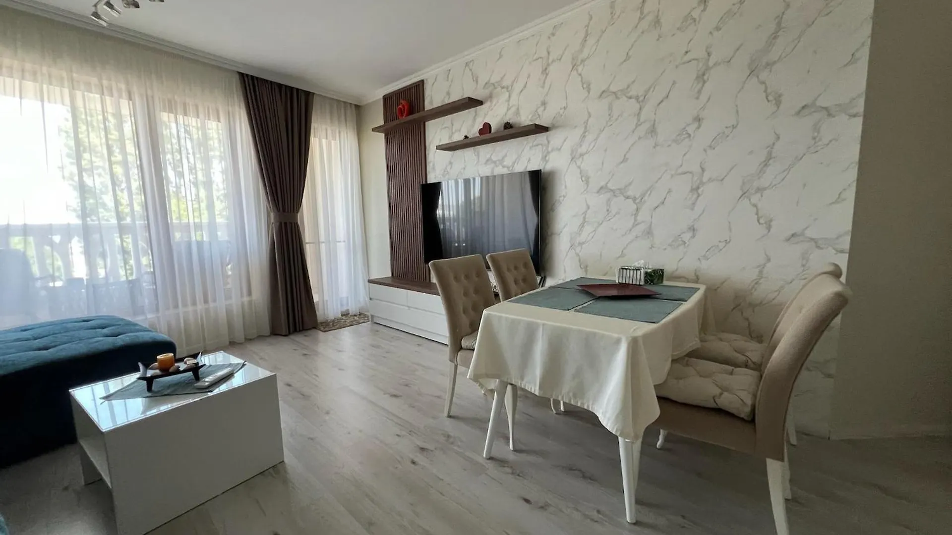 Seaside Serenity - Luxurious Beach-Front Apartment With A Refreshing Pool Varna