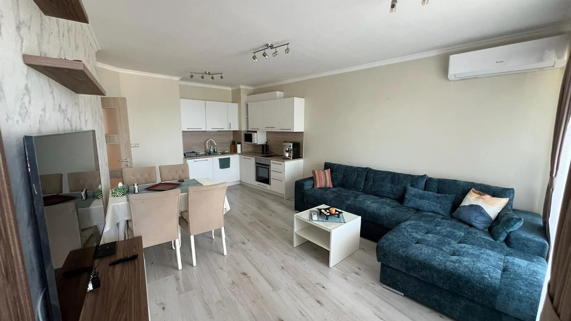 Seaside Serenity - Luxurious Beach-Front Apartment With A Refreshing Pool Varna