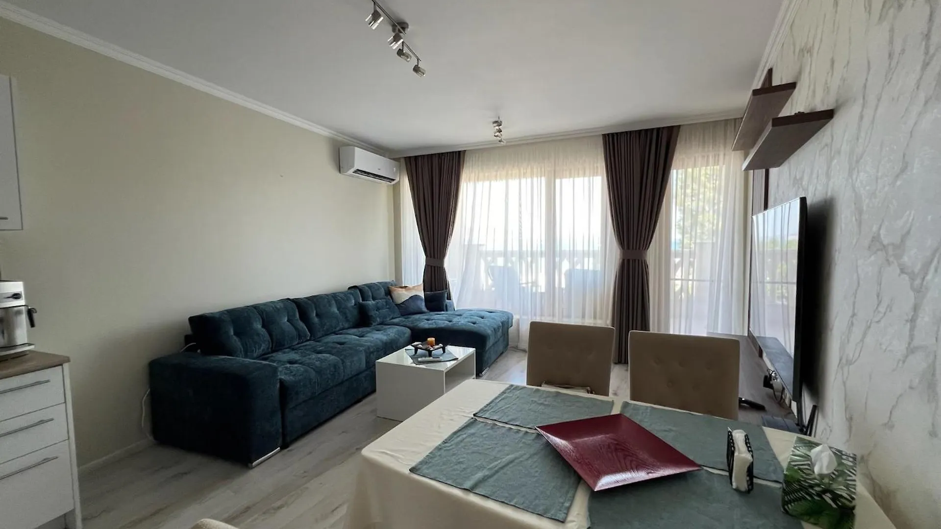 Seaside Serenity - Luxurious Beach-Front Apartment With A Refreshing Pool Varna 0*,